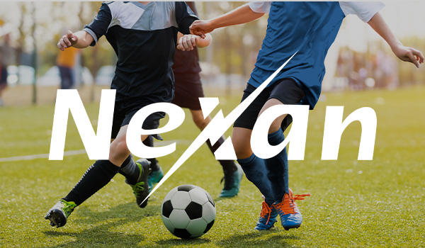 Nexan Fußball spielende Menschen