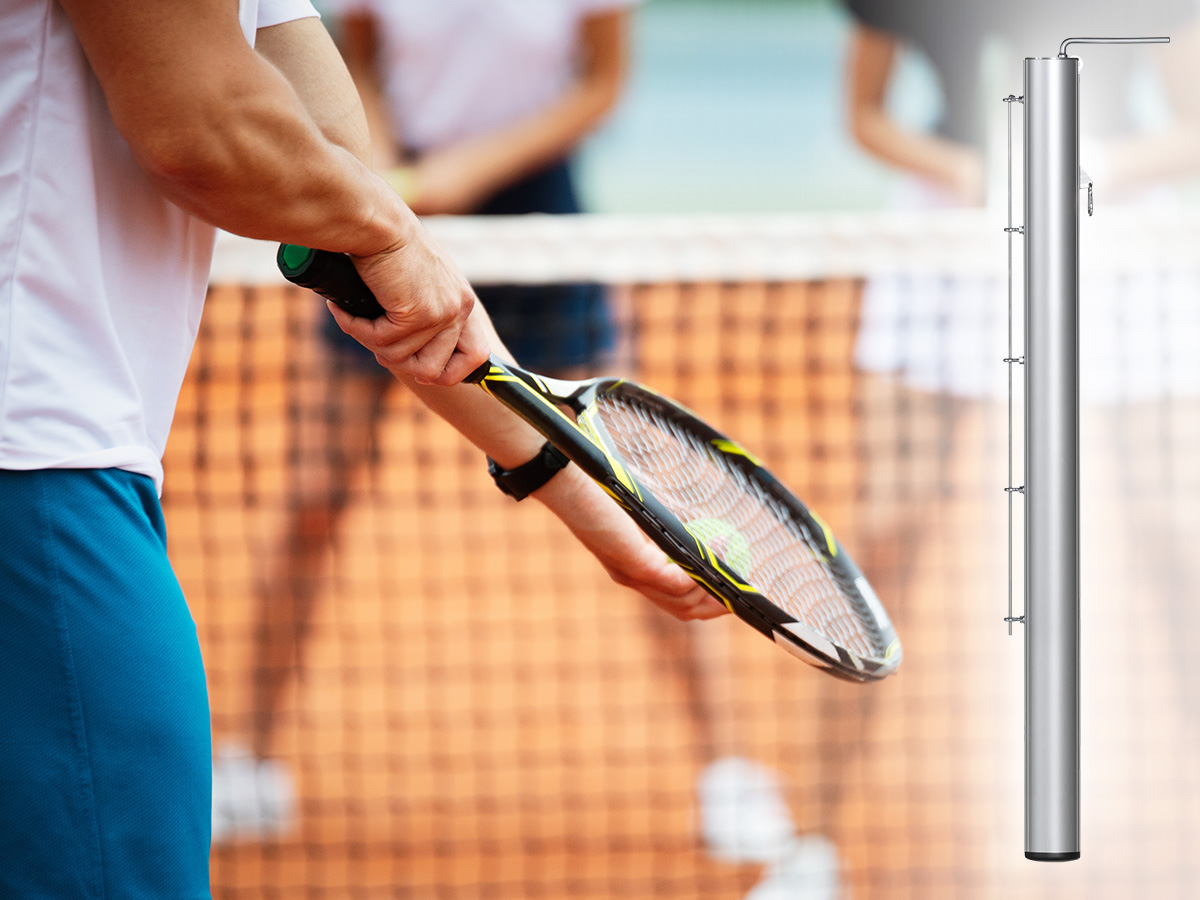 Close-up van een tennisser die opslaat, met rechts een losse tennispaal afgebeeld Close-up van een tennisser die opslaat, met rechts een losse tennispaal afgebeeld