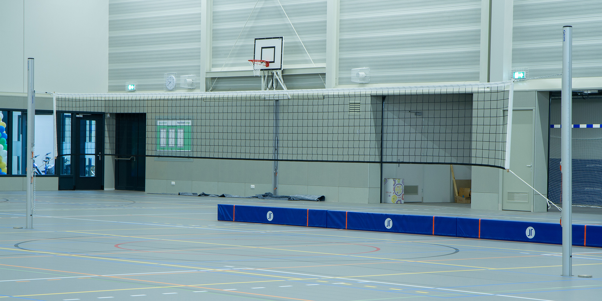 Volleybalinstallatie opgesteld in een moderne sporthal in Druten Volleybalinstallatie opgesteld in een moderne sporthal in Druten