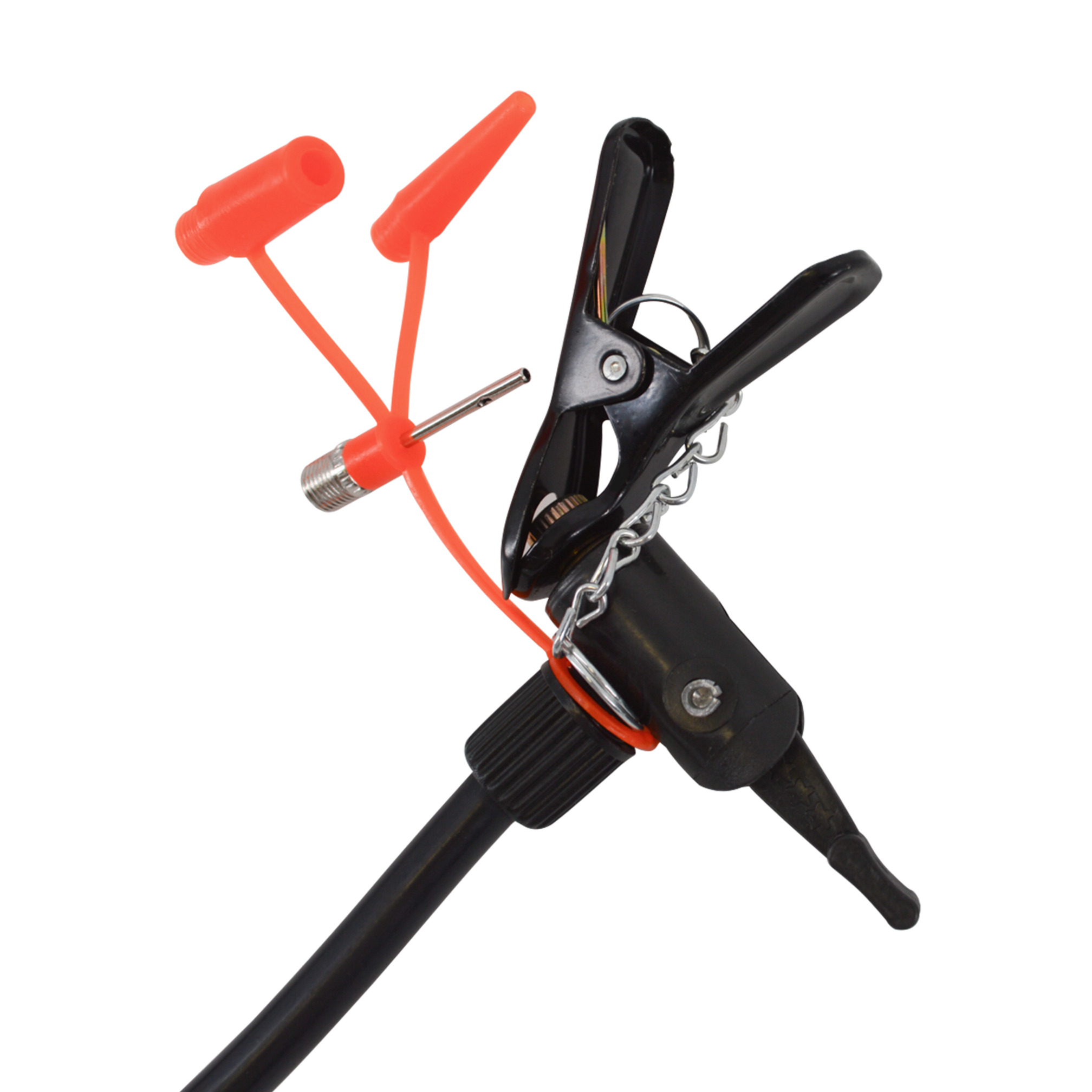 Staande ballenpomp met drukmeter Metalen ballenpompnaald met zwarte klem en 2 oranje mondstukjes, gebruikt voor het oppompen van sportballen.