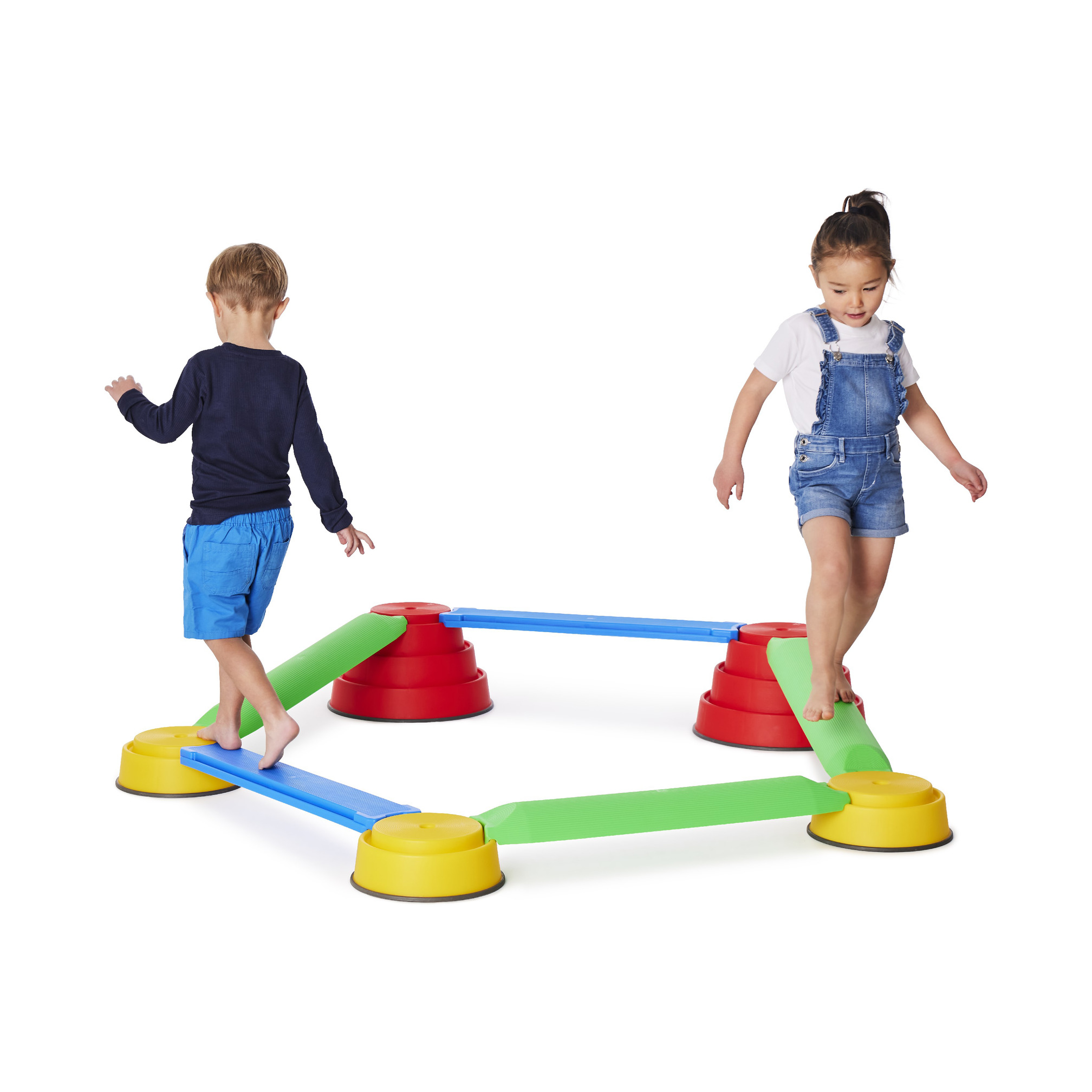 2 kinderen spelend op Build 'N Balance Starter Set