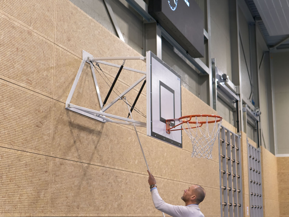 But de basket mural réglable à hauteur réglable de 2,60m ou 3,05m par  système à gaz / 