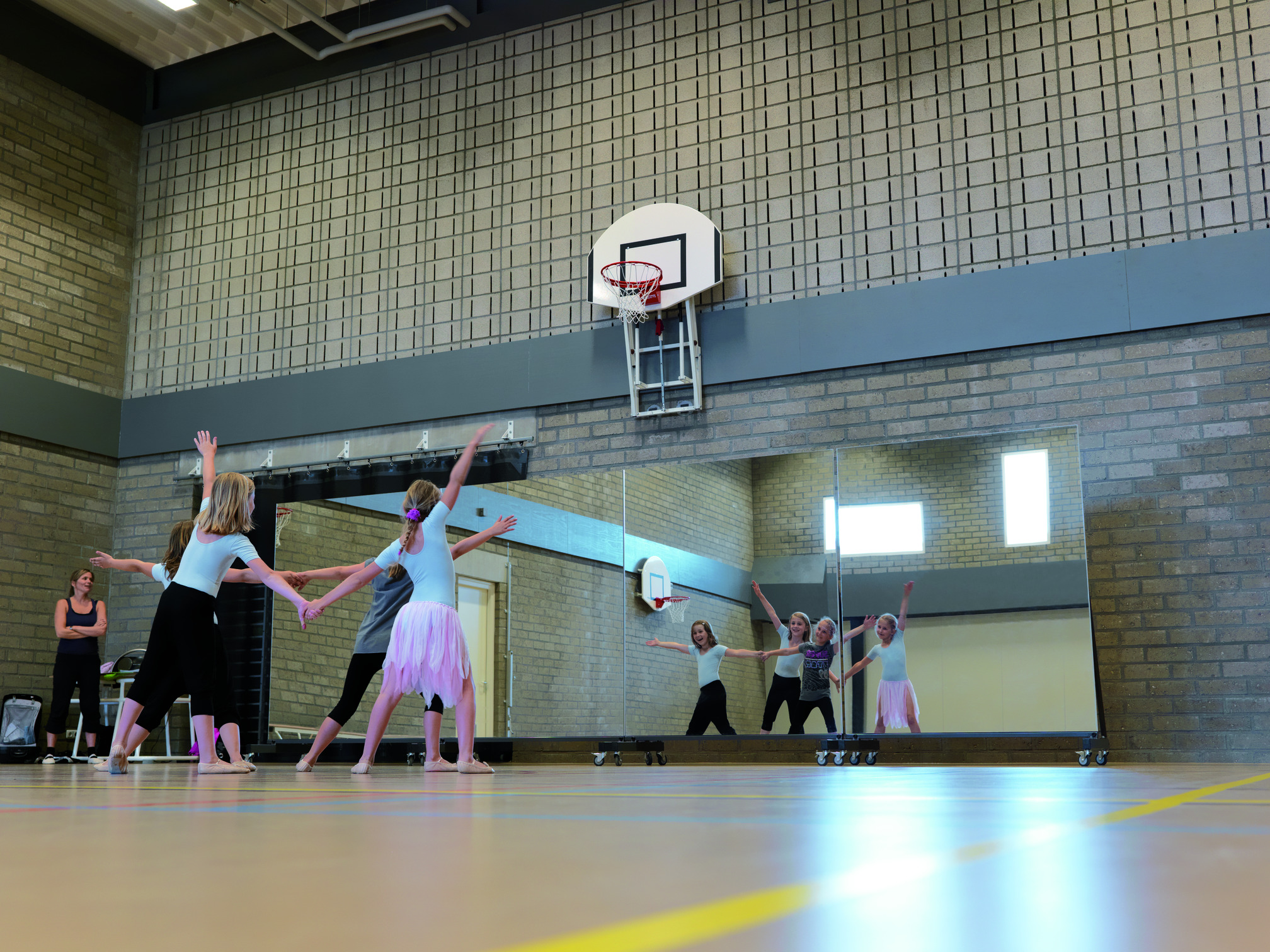 Mobile mirror screen 3x1.8 m, 2-part