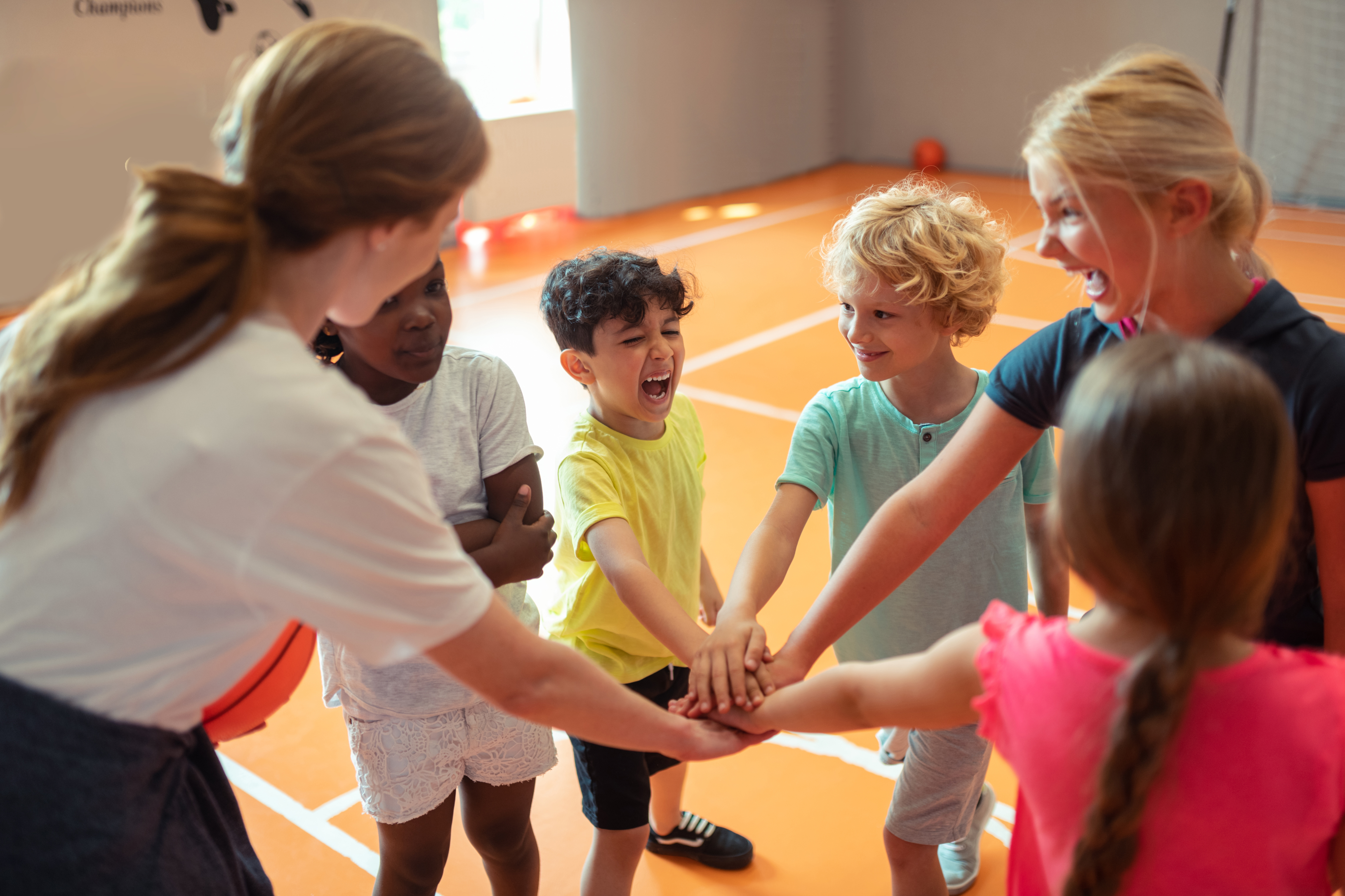 Kinderen zijn klaar voor de gymles. Kinderen zijn klaar voor de gymles.