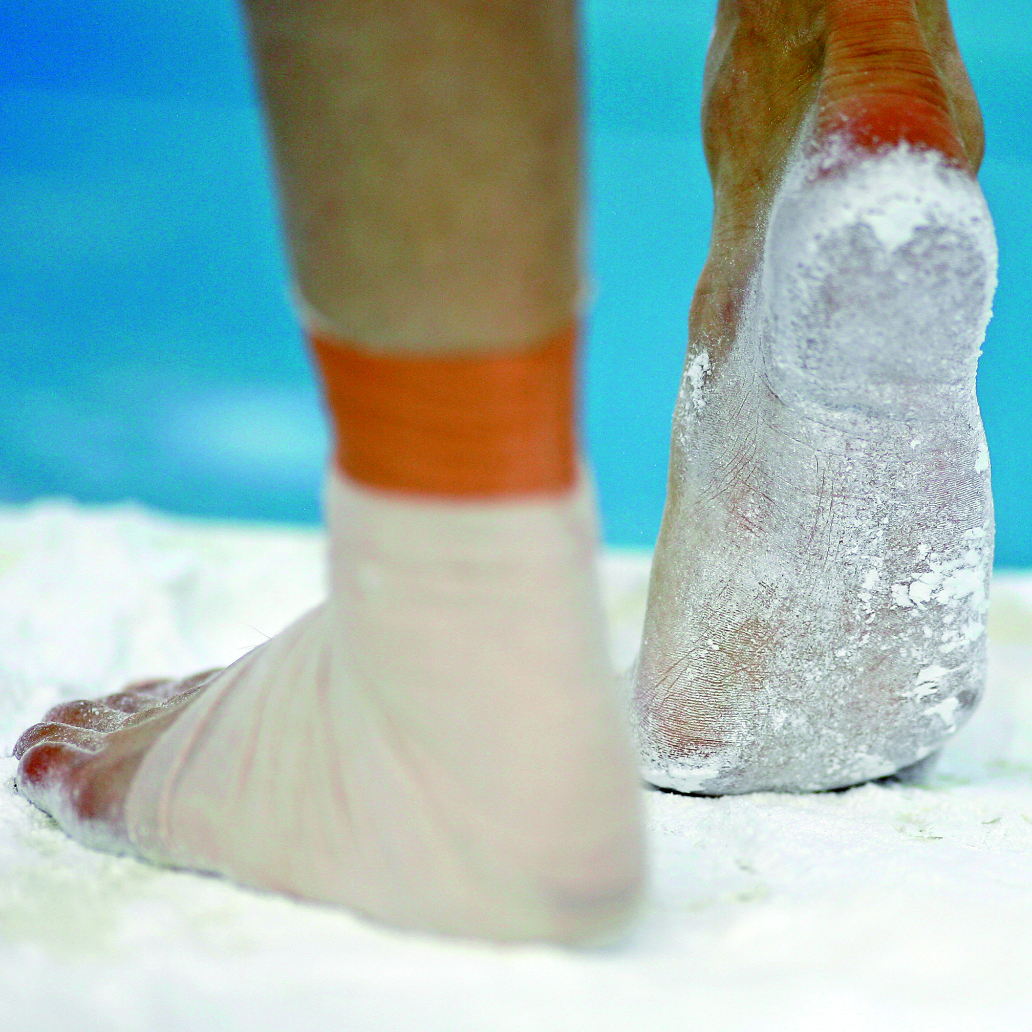 Magnesia holder for feet