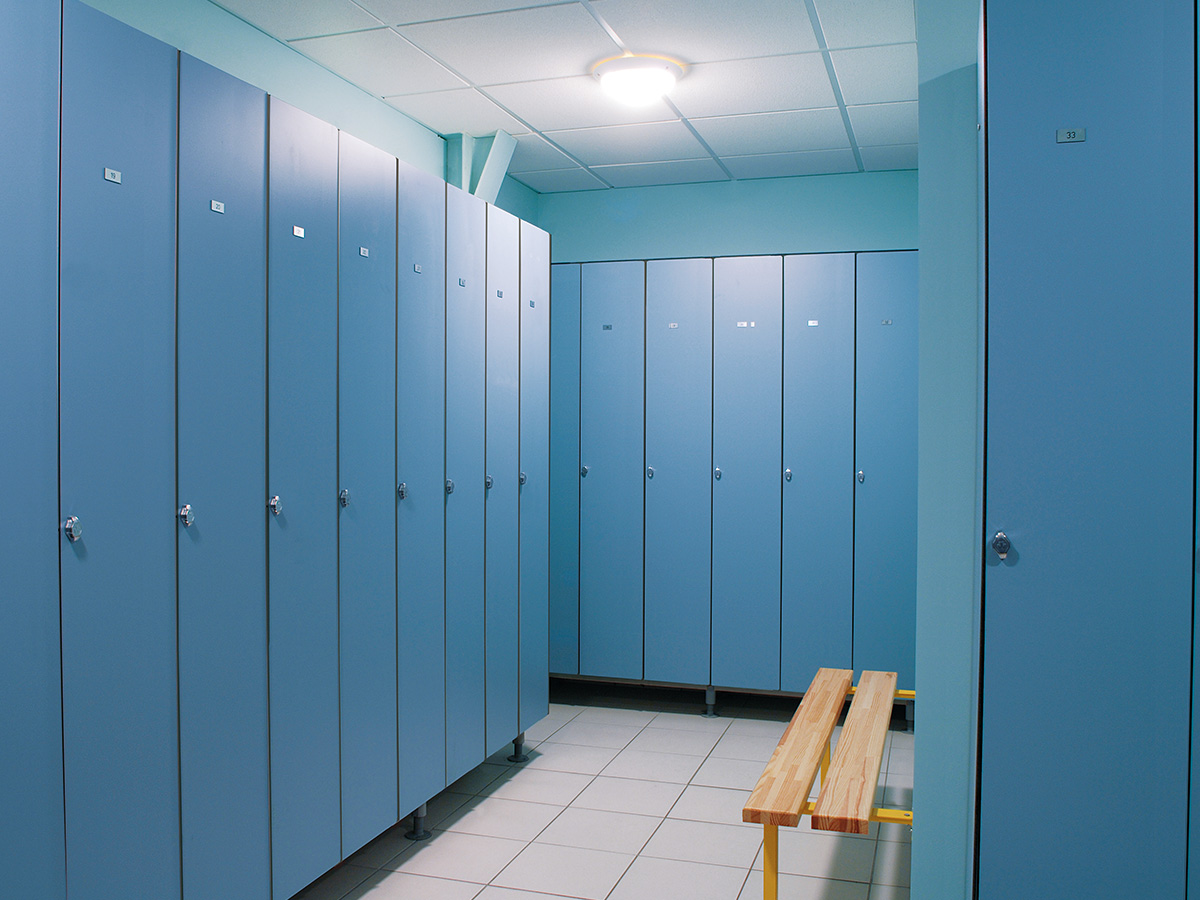 Blauwe HPL lockers in een kleedlokaal