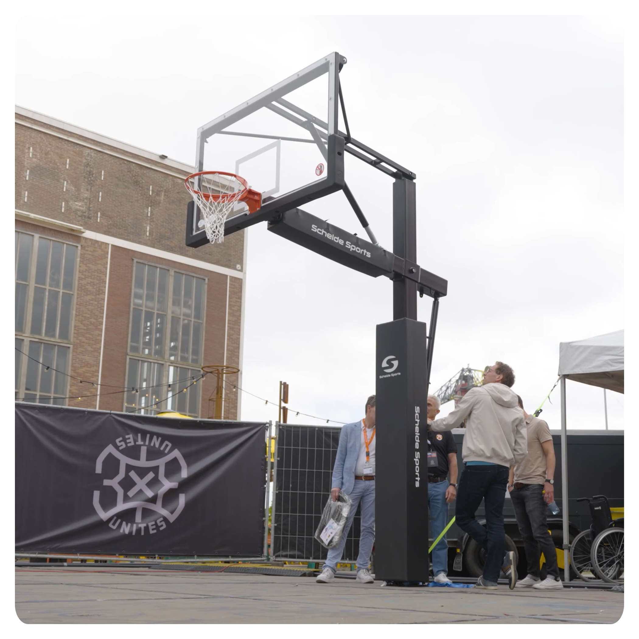 Urban Court Slammer FLEX Basketballkorb vor Ort