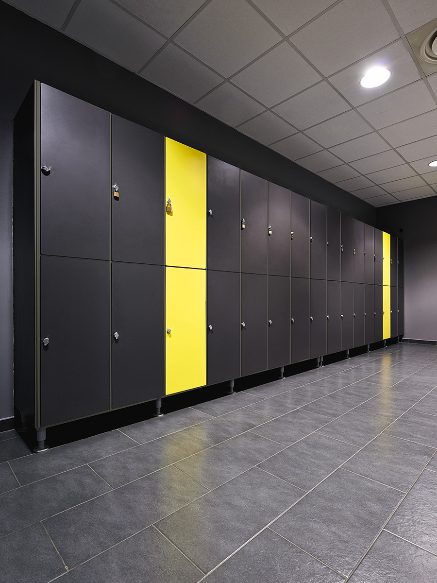 HPL lockers met hangslot-sluiting in een hal naast een sporthal