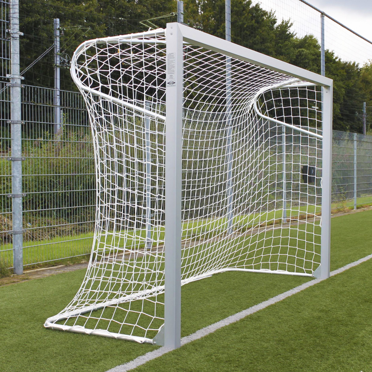 Voetbaldoel met wit net op een kunstgrasveld Voetbaldoel met wit net op een kunstgrasveld