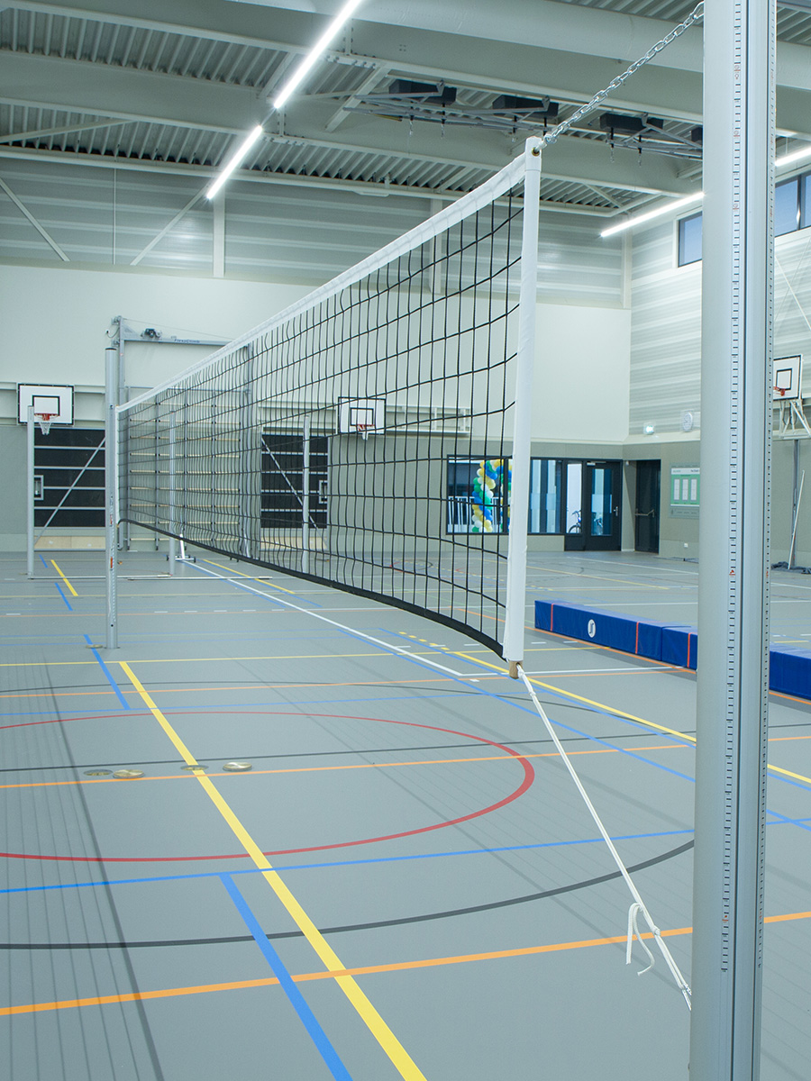Volleybalinstallatie opgesteld in een moderne sporthal in Druten Volleybalinstallatie opgesteld in een moderne sporthal in Druten