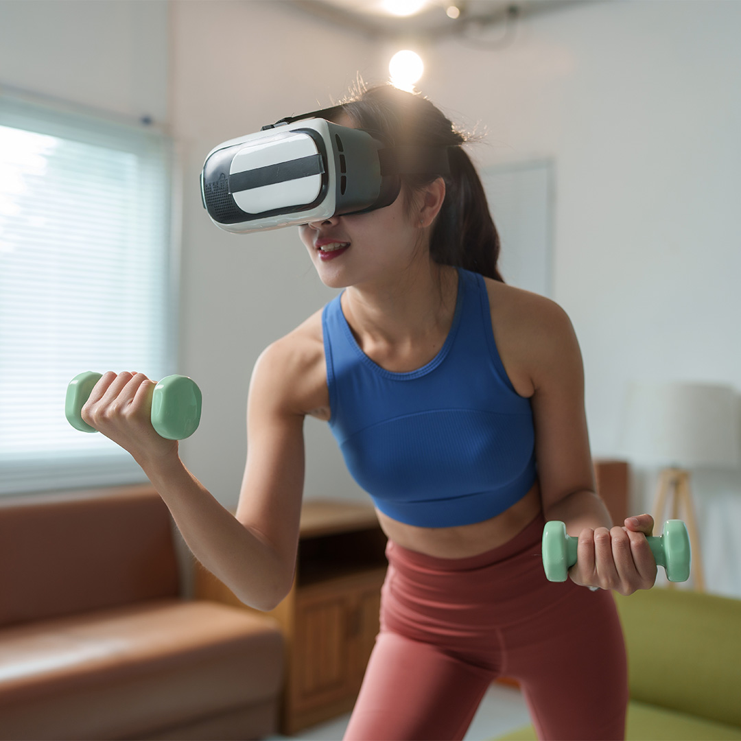 Mädchen mit VR-Brille trainiert mit Gewichten
