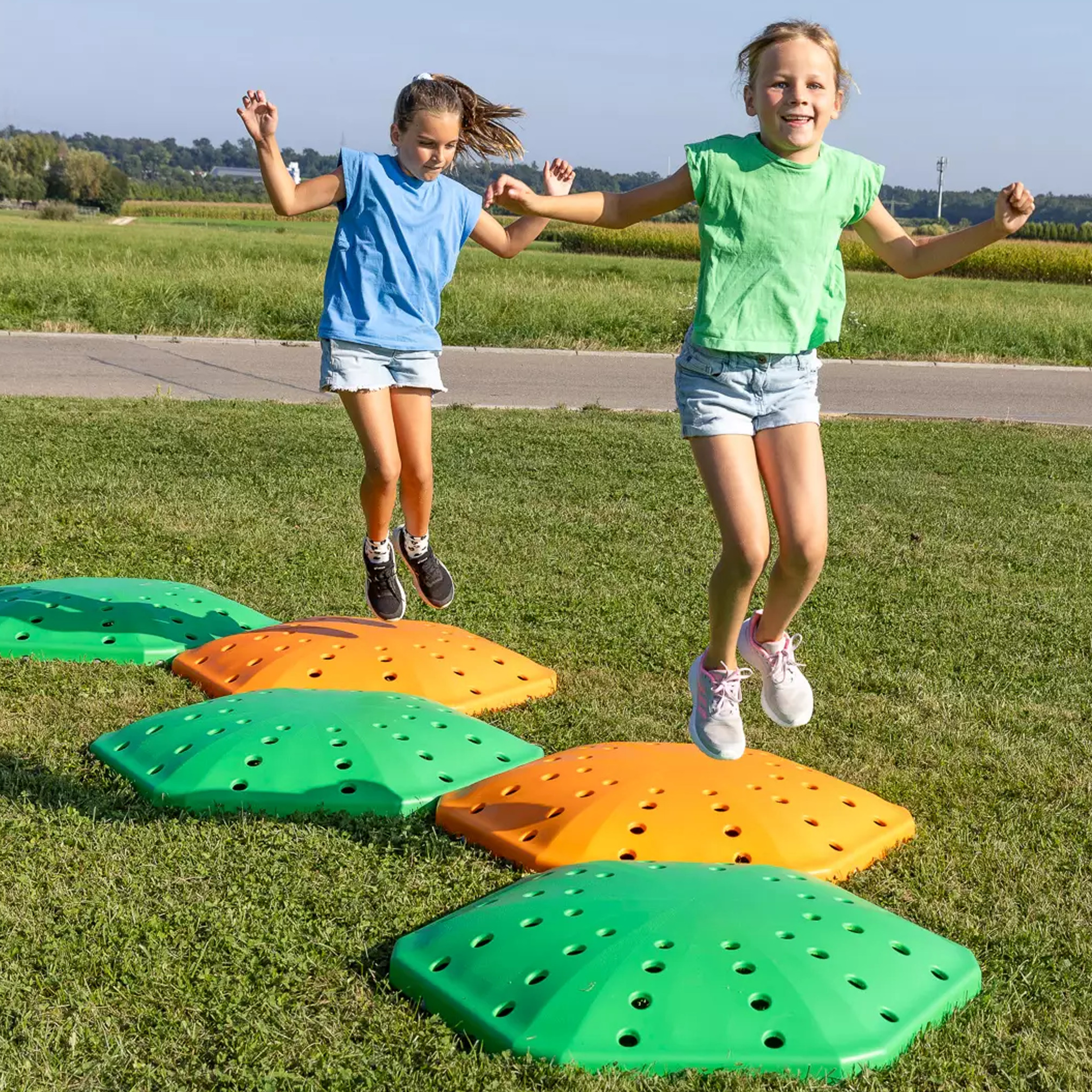 2 kinderen springen over BounceClouds